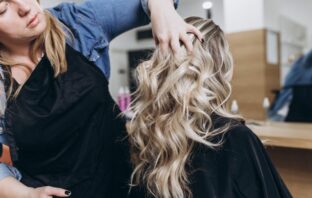 What Hair Stylists Don’t Like About “Polite” Salon Habits